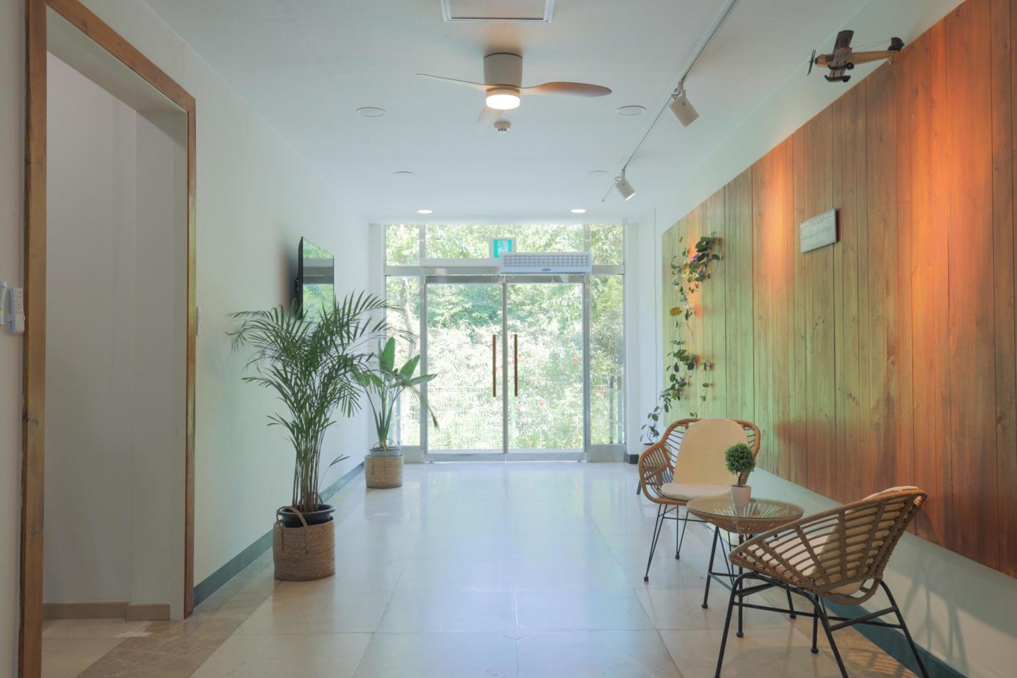 Zio Pinetree Hotel Янгянг Екстериор снимка