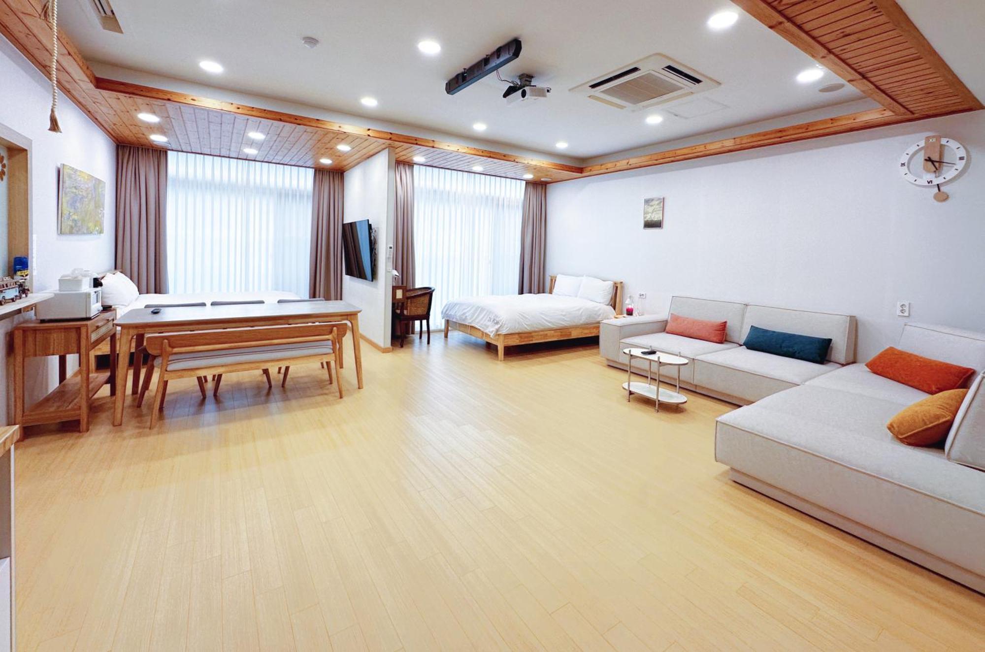 Zio Pinetree Hotel Янгянг Екстериор снимка