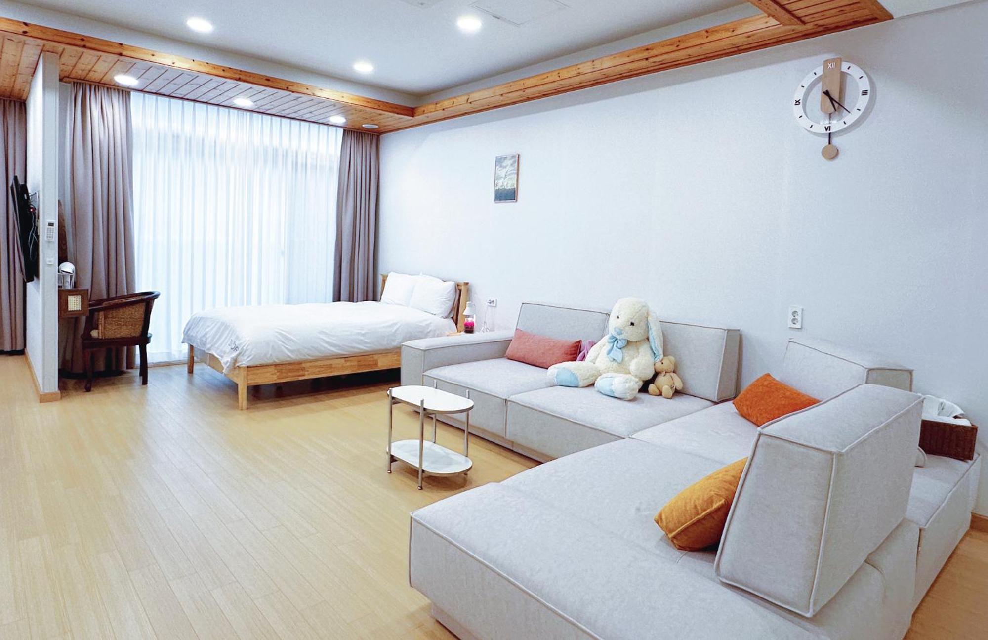 Zio Pinetree Hotel Янгянг Екстериор снимка